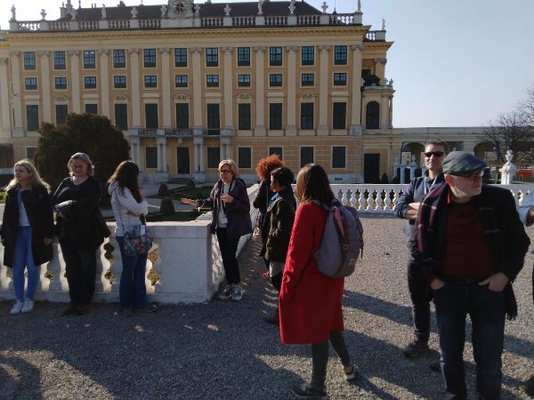 Menschengruppe vor Schloss Schönbrunn