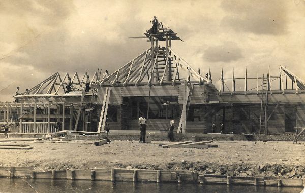 Schwarz-Weiß-Foto von der Errichtung des Seebades in Mattsee
